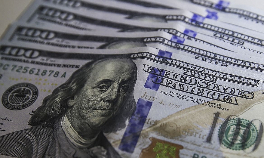 Dólar cai para R$ 5,48 à espera de juros no Brasil e nos EUA