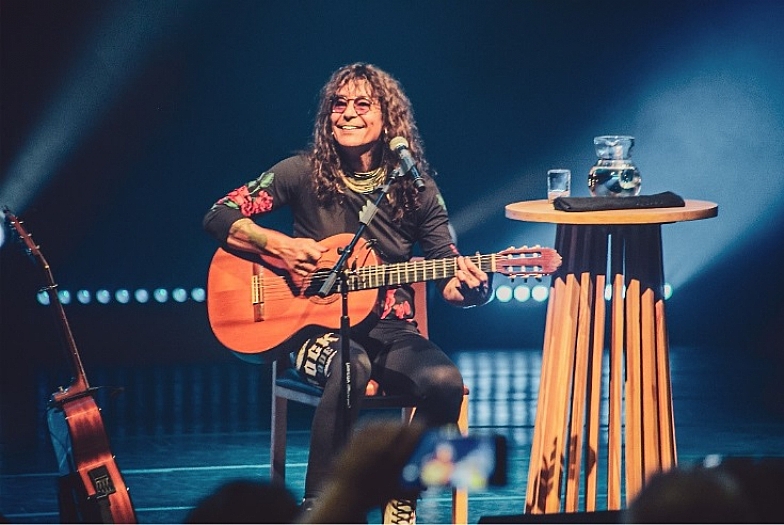 Luiz Caldas celebra os 40 anos do Axé Music em apresentação intimista no Sesc Rio Preto