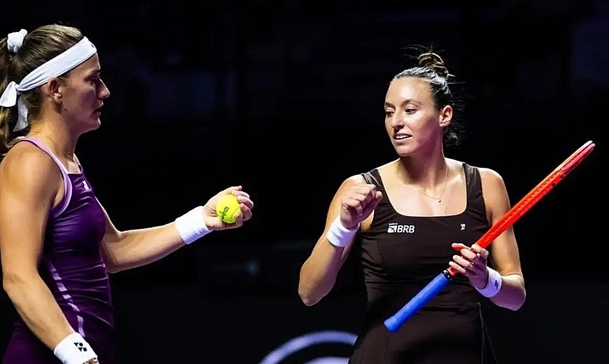 Stefani e Babos vencem russas e se aproximam da semi do WTA Finals