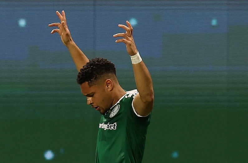 Vitor Roque decide e Palmeiras vence clássico com Santos no Brasileiro