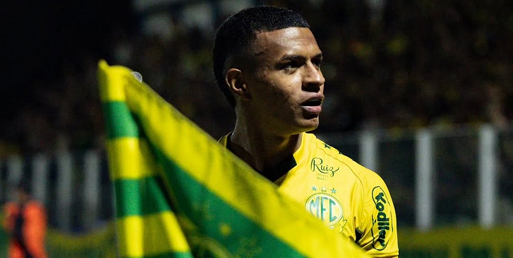 Negueba marca em jogo histórico e Mirassol vence Fluminense em duelo atrasado