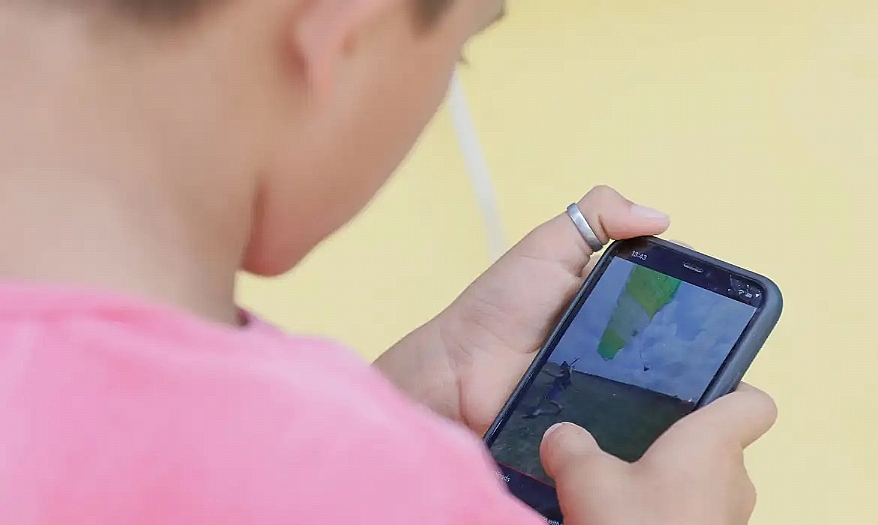 Alesp aprova projeto que proíbe uso de celular nas escolas do estado