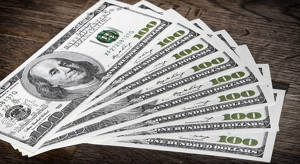 Dólar supera R$ 5 e bolsa cai quase 2% em dia de turbulência