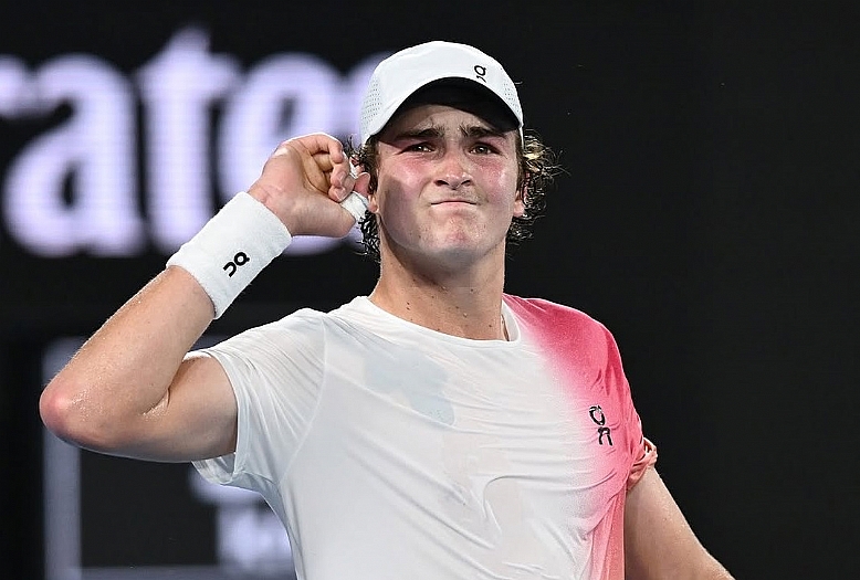 João Fonseca vence nº 9 do mundo e avança para a segunda rodada no Aberto da Austrália