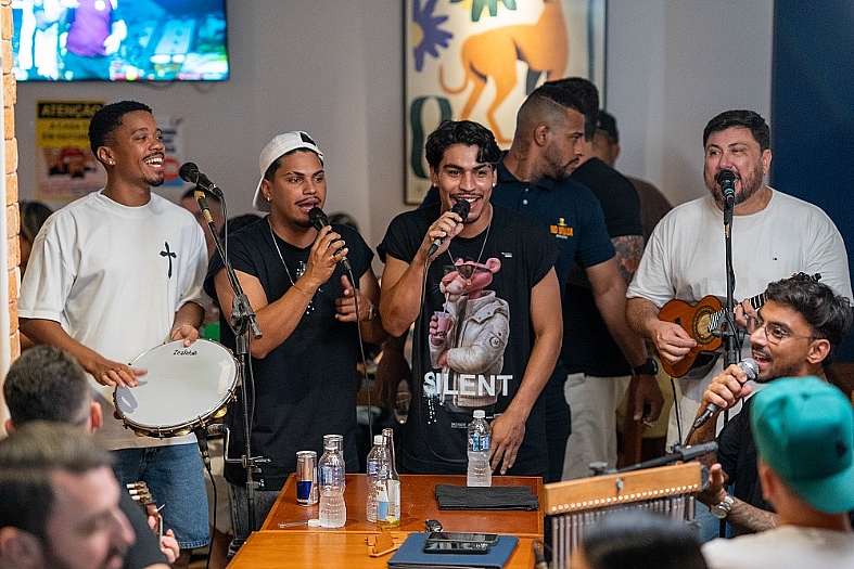 Grupo de pagode rio-pretense regrava versões de sucessos do rock nacional, vira hit nos bares da região e aposta nos streamings em busca do sucesso