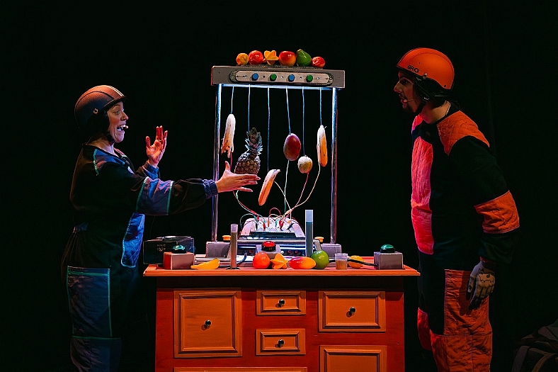 Companhia Cênica recebe em sua sede espetáculo ‘Fabuloso Laboratório’, da Cia Nós Mesmos que Somos a Gente