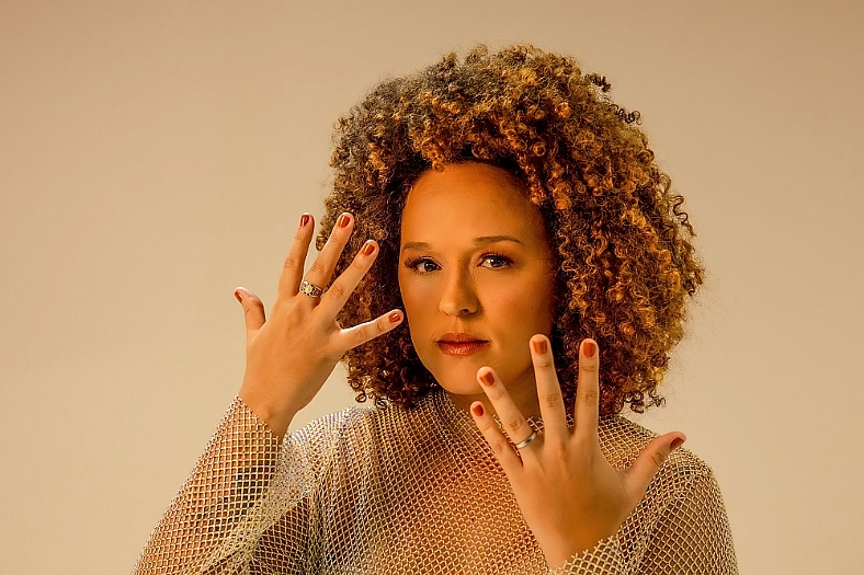 Cantora Nathalia Bellar apresenta o show ''Pelo Espelho da Pele'', no Centro Cultural SESI Rio Preto, nesta sexta (dia 24)