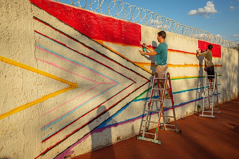 ''Afagos para Rio Preto'', artista usa a cor para  transformar a cidade em experiência sensorial e coletiva