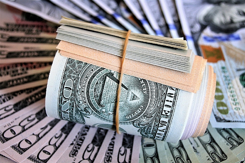 Bolsa cai 2,22%, e dólar volta a subir acima de R$ 5,06