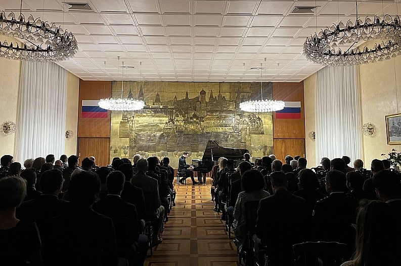 Pianista internacional Fernando Calixto apresenta em Rio Preto ''Do Clássico ao Cinema'', espetáculo que conecta grandes obras da música clássica às trilhas sonoras do cinema